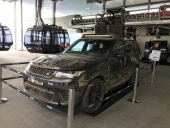 Dieser Range Rover aus SPECTRE erwartet die Besucher auf der Mittelstation am Weg zu 007 Elements (c) JamesBond.de / Tom Waldek