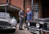 Daniel Craig und Prinz Charles vor dem Aston Martin DB5 und dem V8 (c) 007.com