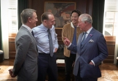 Prinz Charles zusammen mit Daniel Craig, Ralph Fiennes und Regisseur Cary Fukunaga im Büro von "M" (c) 007.com