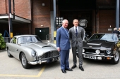 Prinz Charles und Daniel Craig vor dem DB5 und V8