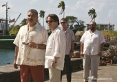 V.l.n.r.: General Modrano (JOAQUIN COSIO), Dominic Greene (MATHIEU AMALRIC), Elvis (ANATOLE TAUBMAN) und Lt. Orso (JESUS OCHOA) treffen sich auf einem Quai in Haiti.