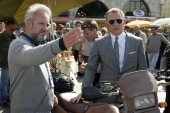 Regisseur SAM MENDES und DANIEL CRAIG während der Dreharbeiten am Set von Sony Pictures\' SKYFALL. © 2012 Sony Pictures Releasing GmbH